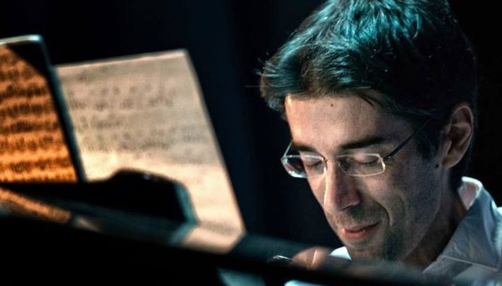 Emiliano Toso, il pianista biologo che suona il pianoforte nelle sale operatorie