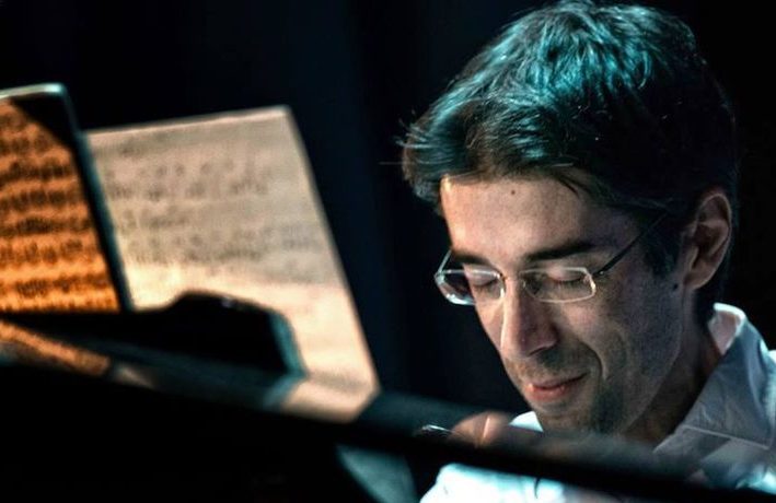Emiliano Toso, il pianista biologo che suona il pianoforte nelle sale operatorie