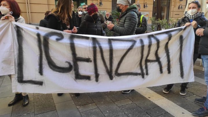 Sanità, sotto il palazzo della Regione lavoratori gruppo Serapide a rischio licenziamento