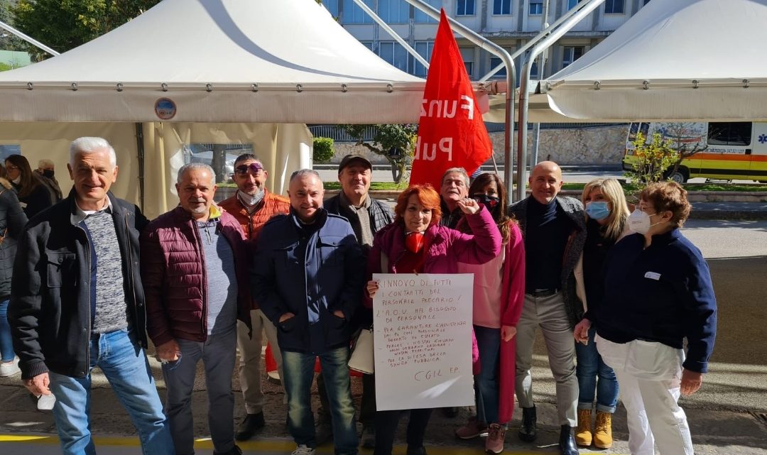 “Ruggi”, i precari della sanità in presidio davanti la sede dell’Azienda