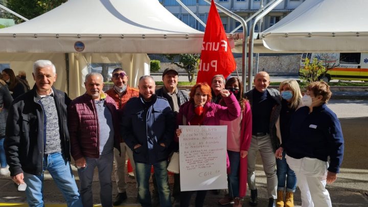 “Ruggi”, i precari della sanità in presidio davanti la sede dell’Azienda