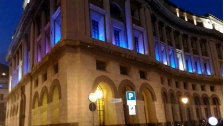 Salerno, il Palazzo di Città ed il Castello d’Arechi si colorano di blu