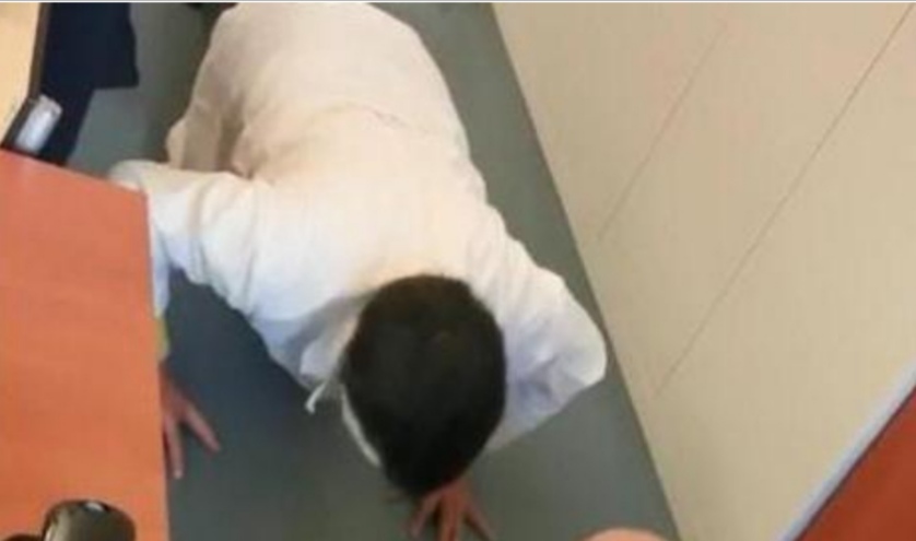 Dottore lei è in ritardo, mi faccia cento flessioni