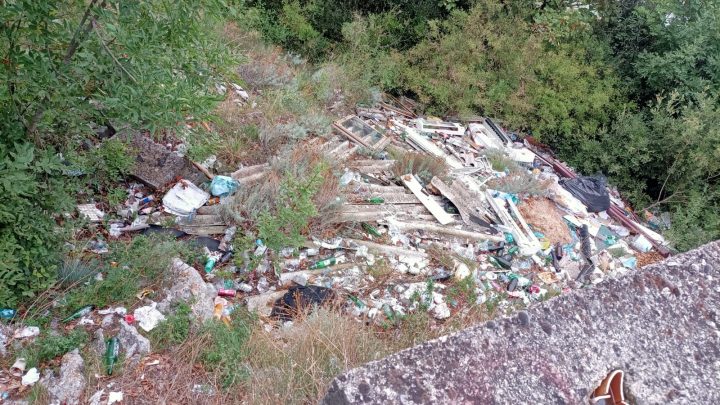 Valico di Chiunzi con vista sui rifiuti, anche speciali