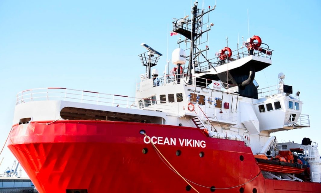 Più che De Luca potè il Governo, sbarcano regolarmente gli irregolari della “Viking”