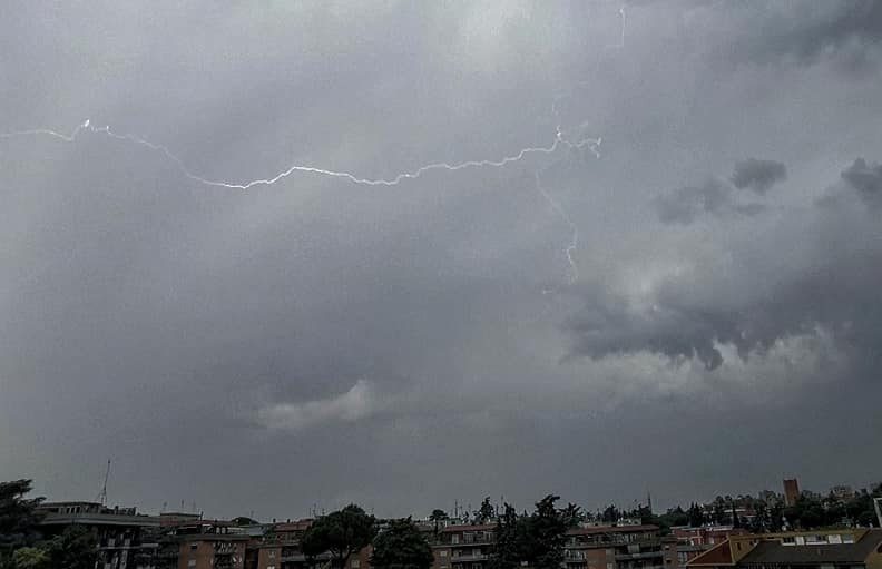 Cattivo tempo in Campania, allerta gialla anche oggi