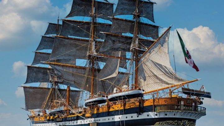 La Vespucci a vele spiegate in rotta per la terra delle sirene
