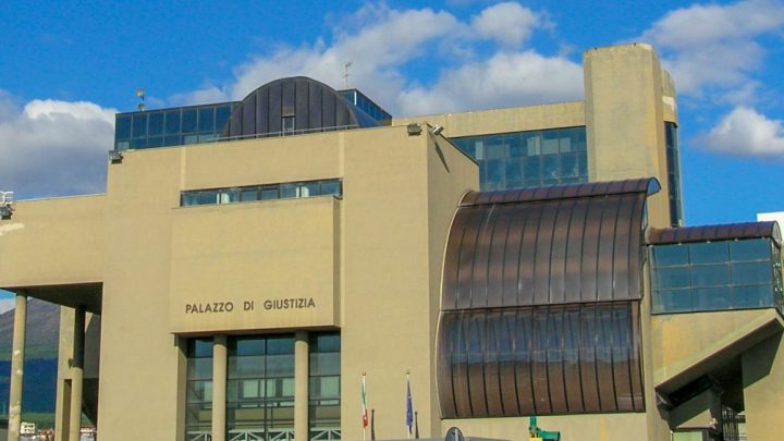 Morti “da amianto”, il giudice condanna al risarcimento due Ministeri