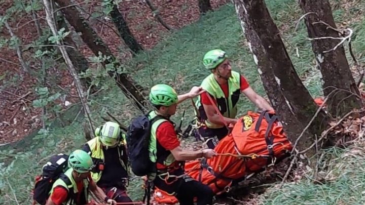 Cadono in una scarpata, salvi per un pelo
