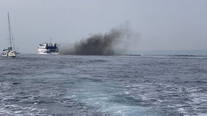 Sorrento, il pennacchio  “nero inquinamento” della Caremar