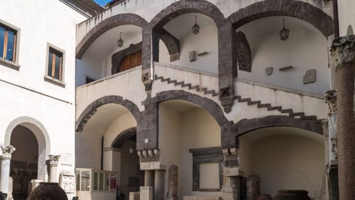 Rifiuti raccolti sul litorale Casertano diventano reperti museali
