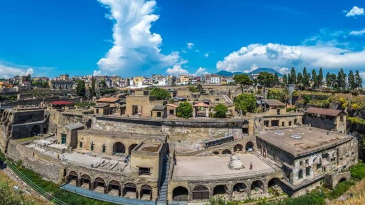 Ercolano, bellezze archeologiche con vista su discarica