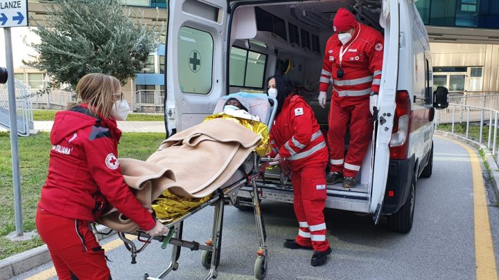Napoli, muore in strada per il freddo