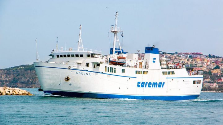 Ischia, “parto in acqua” con …traghetto