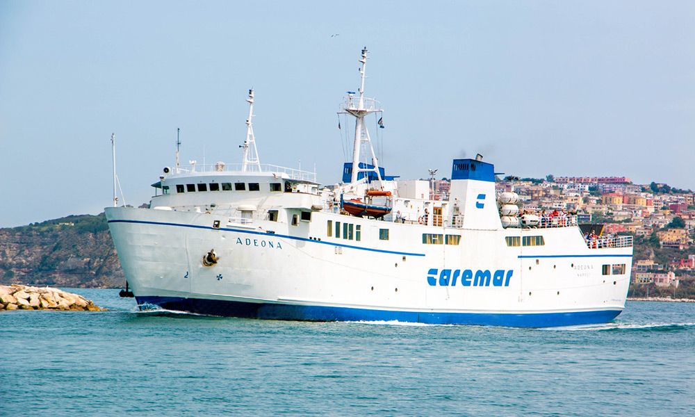 Ischia, “parto in acqua” con …traghetto
