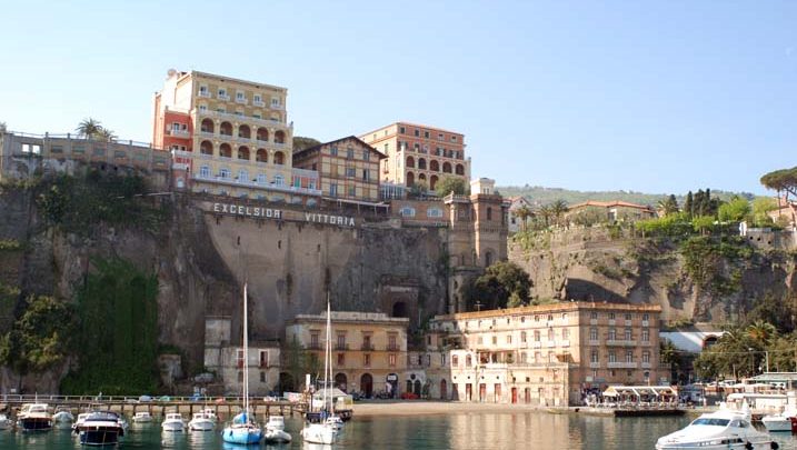 Sorrento, scene da film: bloccati i ladri che tentano il furto di un gommone