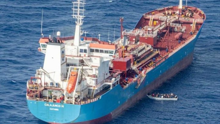 La nave italiana Calajunco M salva 70 migranti in acque maltesi