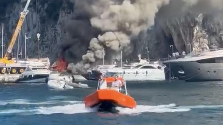 Paura nel porto di Capri, in fiamme imbarcazione di oltre 10 metri