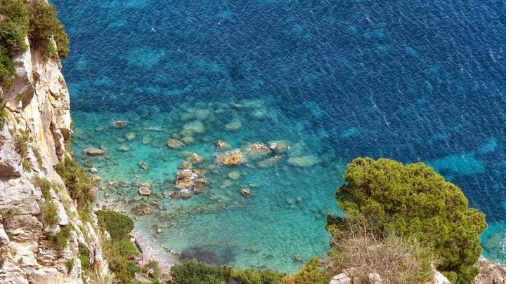 Massa Lubrense, ritrovata bomba sonar sulla spiaggia “Le Mortelle” a Marina del Cantone