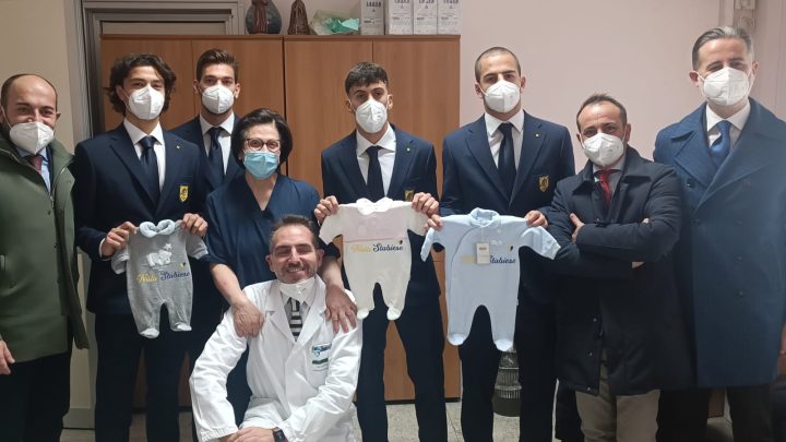“San Leonardo”, calciatori e dirigenti della Juve Stabia portano doni ai piccoli ricoverati