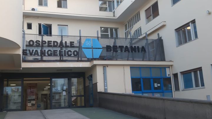 Ospedale Villa Betania Napoli, paziente ruba la pistola a guardia giurata: si rischia la tragedia