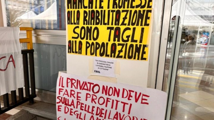 Salerno, chiusura del “Da Procida”: la protesta dei lavoratori