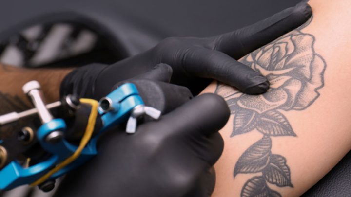 Tatuaggi, piercing e manicure: crescono i casi di epatite