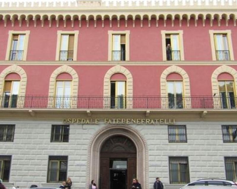Ospedale Fatebenefratelli, si stufa di aspettare e prende a calci infermiera