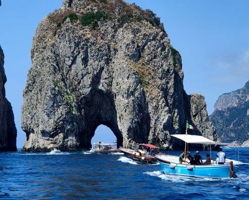 Capri, avvistata foca monaca all’interno della grotta Verde
