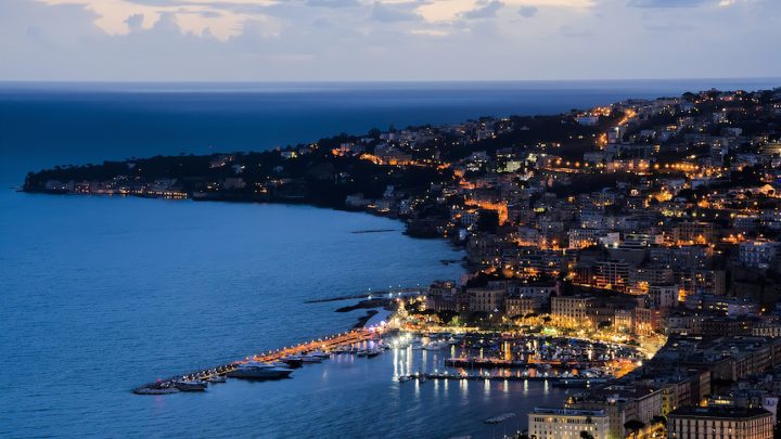 Posillipo, sotto controllo movida e locali notturni: sequestro di alimenti scaduti