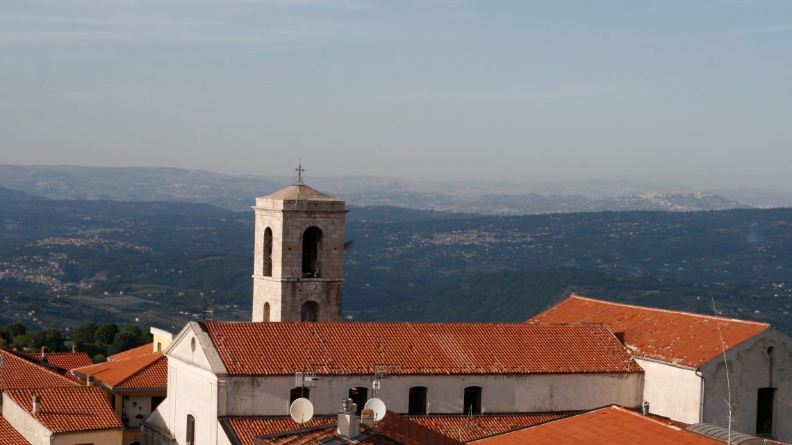 Irpinia, bambino di 8 anni schiacciato dal tavolo di ferro