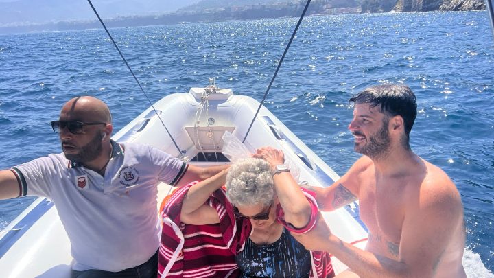 Sorrento, salvata anziana turista canadese caduta dagli scogli in mare