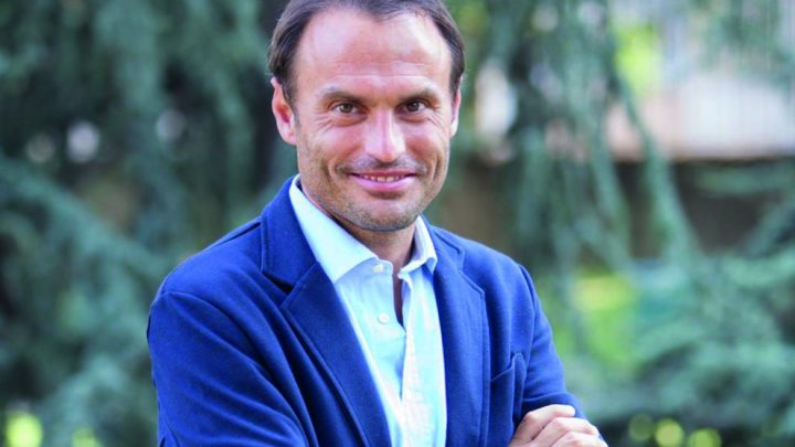 “Spritz e Fede: il brindisi di due preti che divide la Chiesa”