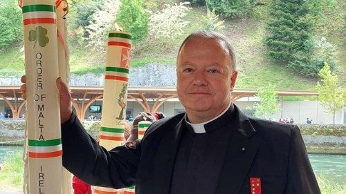 Cappellano Militare accoltellato in Irlanda: un richiamo alla pace in tempi di tensione globale