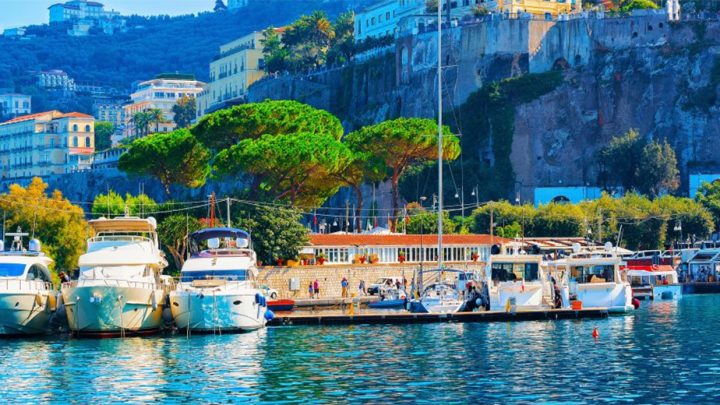 Sorrento porto, ormeggio motonave con vocazione all’alpinismo