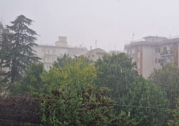 Un forte temporale si è abattuto stamani su Caserta