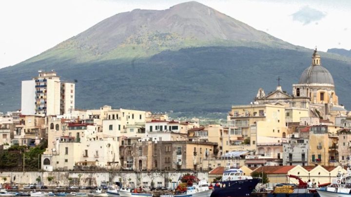 Torre Annunziata, muore per farsi più bella: in tre alla sbarra