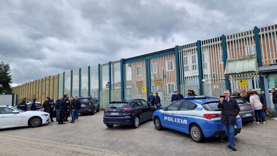Carcere di Avellino, detenuto si da fuoco