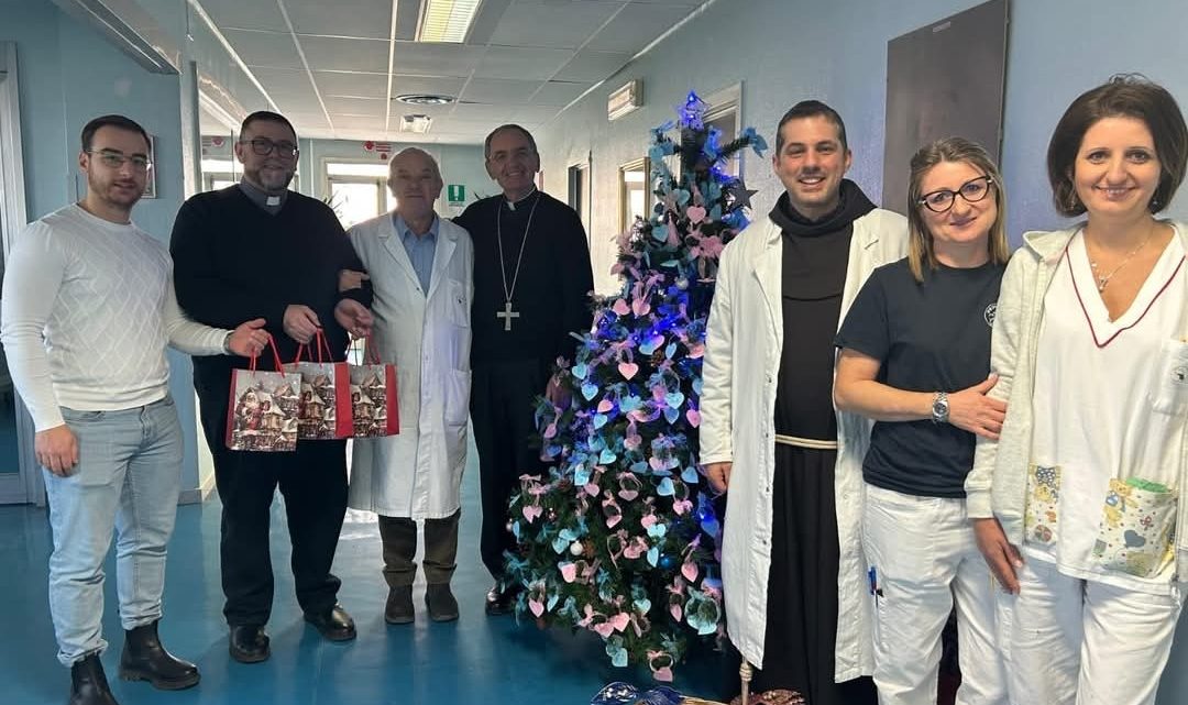 Ospedale di Polla, il vescovo porta doni ai piccoli degenti