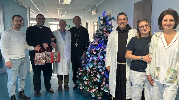 Ospedale di Polla, il vescovo porta doni ai piccoli degenti