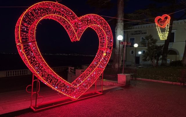 “Sorrento in love”, il capoluogo della penisola Sorrentina si tinge di rosso