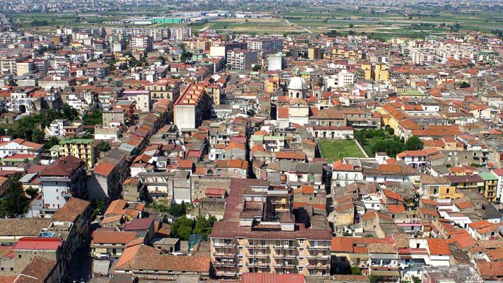 Afa, ad Acerra volontari de “La porta aperta” distribuiscono bottigliette di acqua