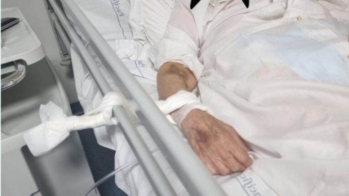 Anziana legata al letto e ascensori guasti: scoppia il caso al Ruggi