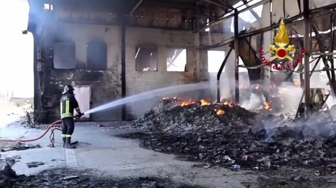 Incendio capannone Teano, innesco: quasi certamente c’è la mano dell’uomo
