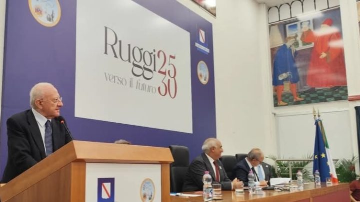 De Luca sul “Ruggi”, tra il vecchio plesso e il cantiere che consegnerà il nuovo