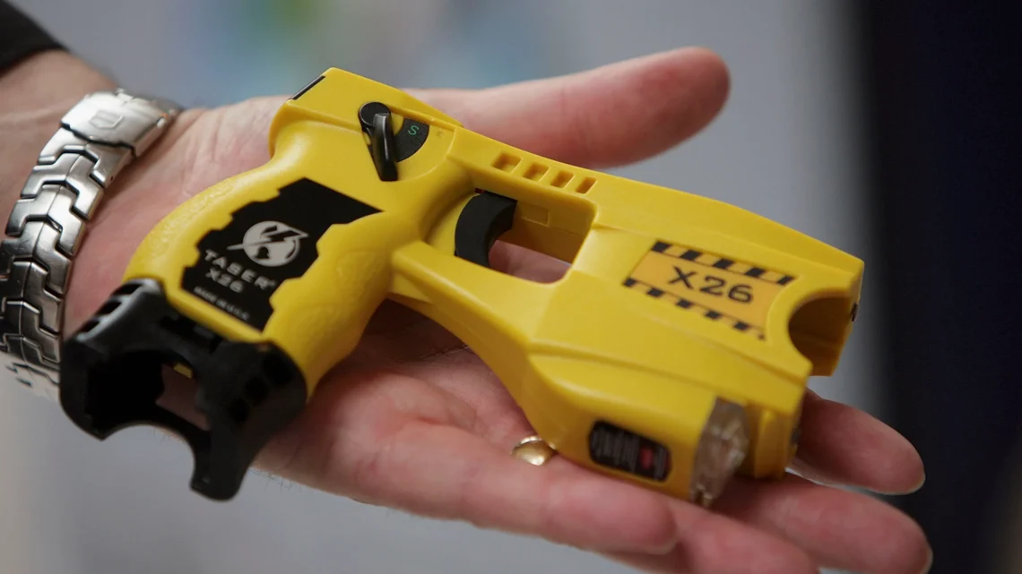 A Napoli un’altra vittima del taser, salgono le polemiche sul suo utilizzo