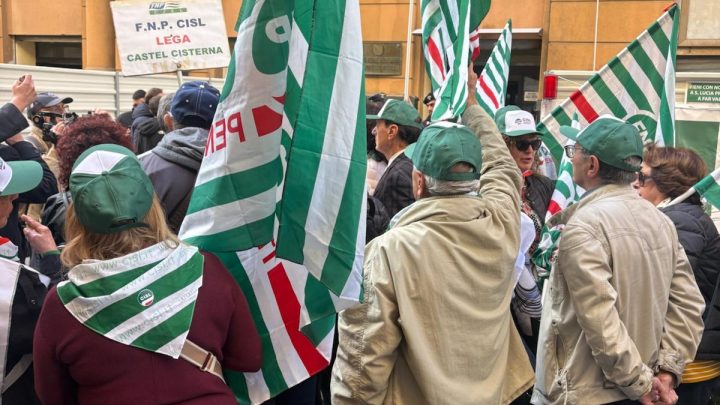 Fnp Cisl, in mille sotto palazzo Santa Lucia per dire no a liste di attesa lunghissime e addizionale cara