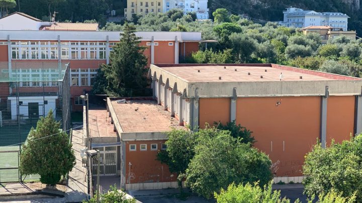 Liceo “Salvemini” Sorrento, la legionella va a … scuola e la palestra resta chiusa: è inagibile