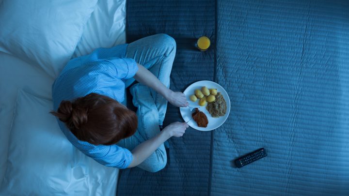 Crono-nutrizione, cenare abitualmente tardi la sera crea problemi alla salute