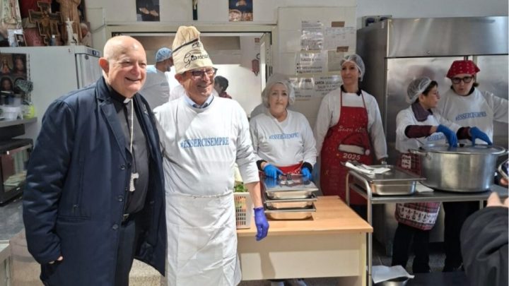Caritas Salerno, mensa dei poveri a Natale: il questore veste i panni dello chef